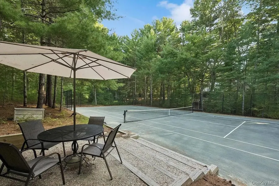 33 Oak Hill LN, East Hampton, NY 11937