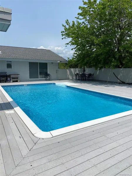 22 Meadow LN, Westhampton Beach, NY 11978