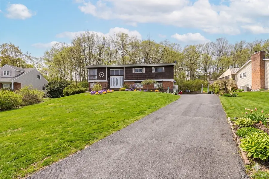 75 Tennyson DR, Nanuet, NY 10954