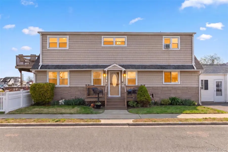 228 W Riviera DR, Lindenhurst, NY 11757