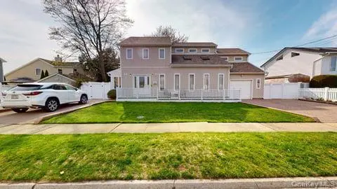 53 Coolidge AVE, Amity Harbor, NY 11701