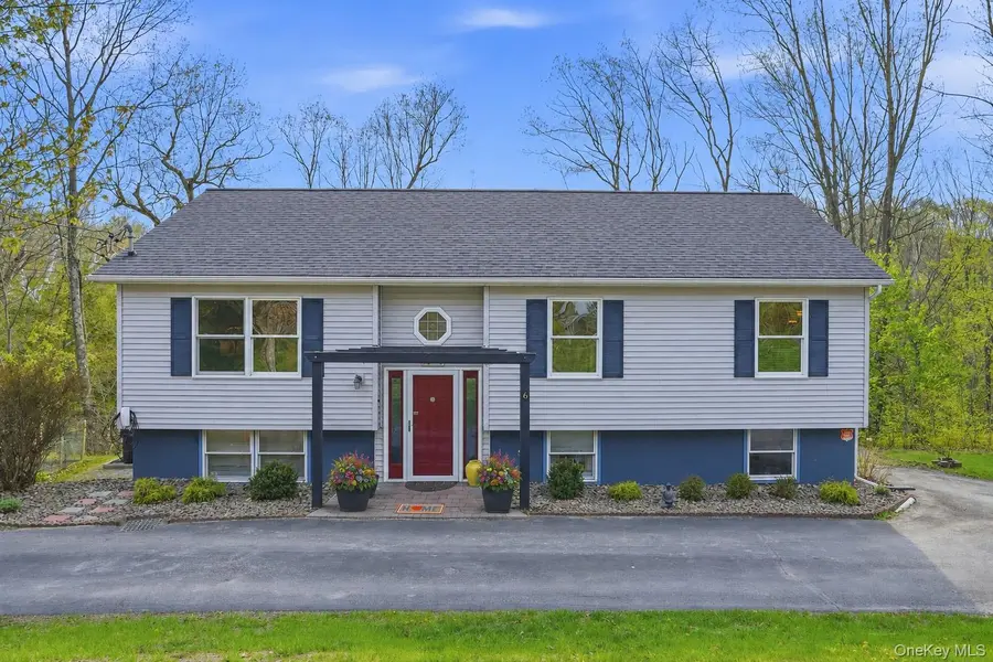 6 Taber PL, Marlboro, NY 12542