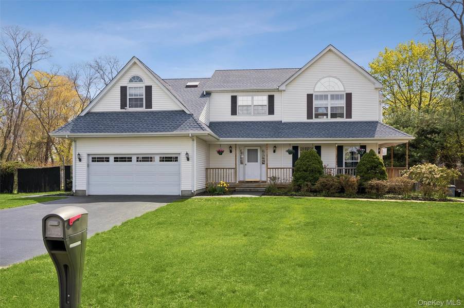 17 Egret WAY, Center Moriches, NY 11934