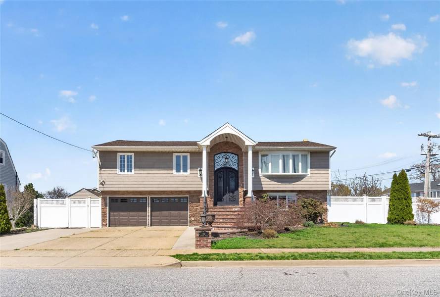 101 Jetmore PL, Massapequa, NY 11758