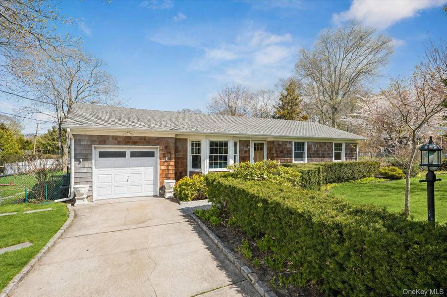 5 Maryland BLVD, Hampton Bays, NY 11946