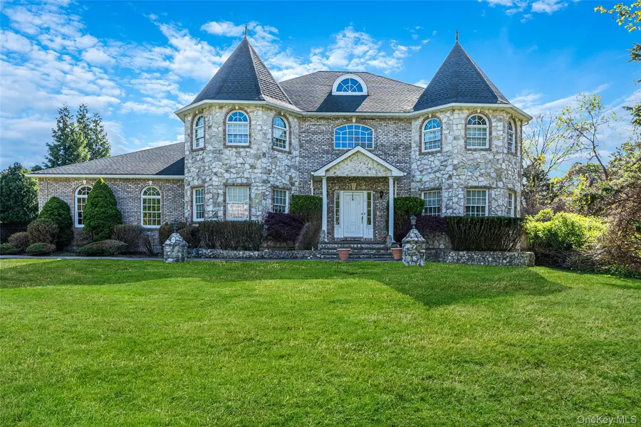 2 Deepwells LN, Saint James, NY 11780