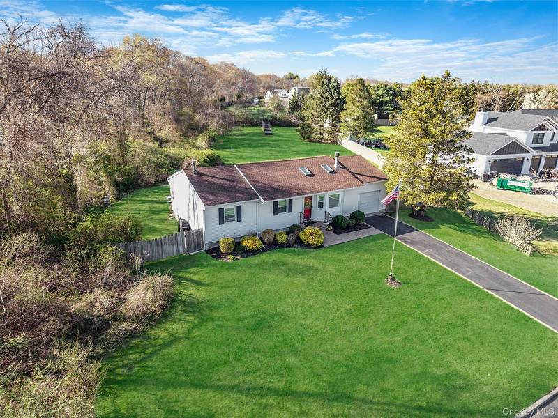 9 Hickory LN, East Moriches, NY 11940