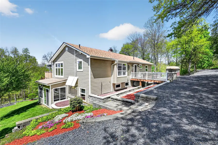 77 Maidstone DR, Walden, NY 12586