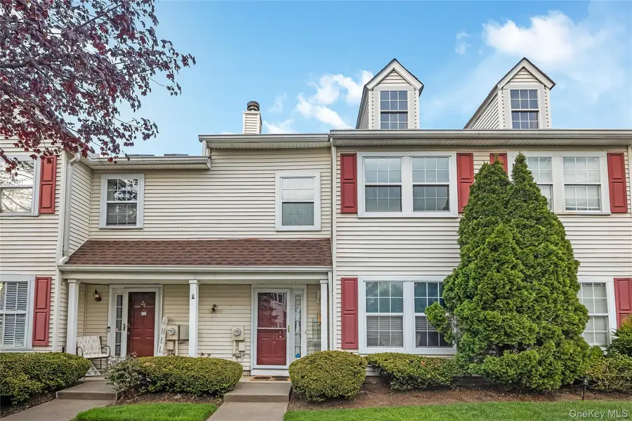 27 Stratford GN, Farmingdale, NY 11735