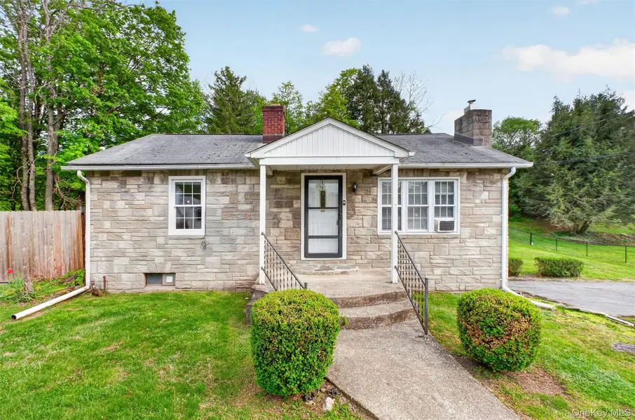 17 Holt RD, Hyde Park, NY 12538