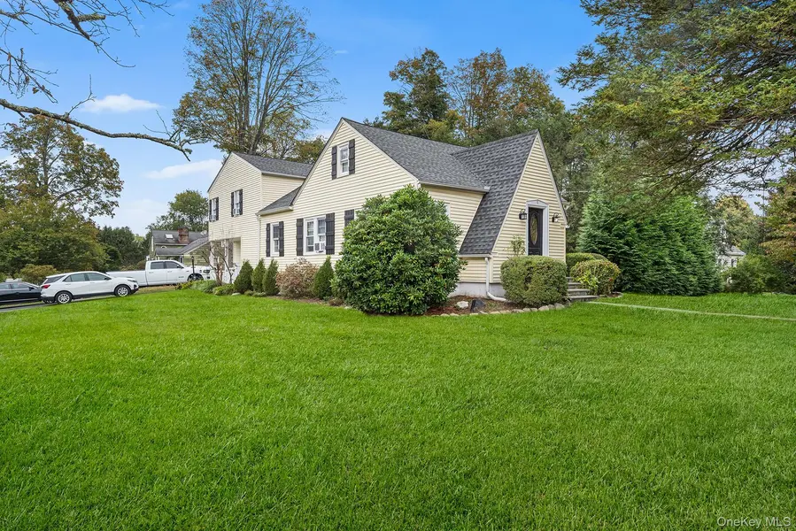 8 Raymond DR, Carmel, NY 10512