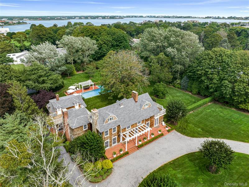 92 Beach LN, Westhampton Beach, NY 11978