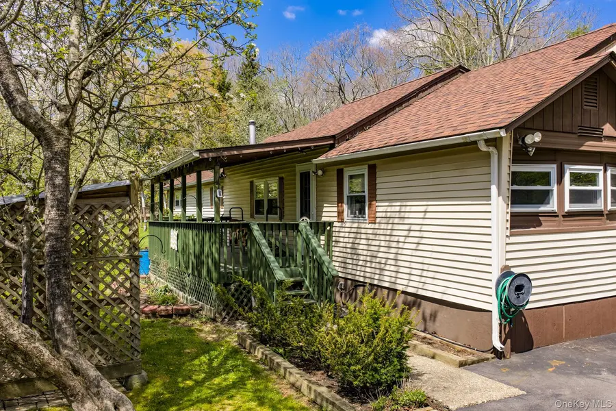 88 W Peenpack TRL, Sparrowbush, NY 12780