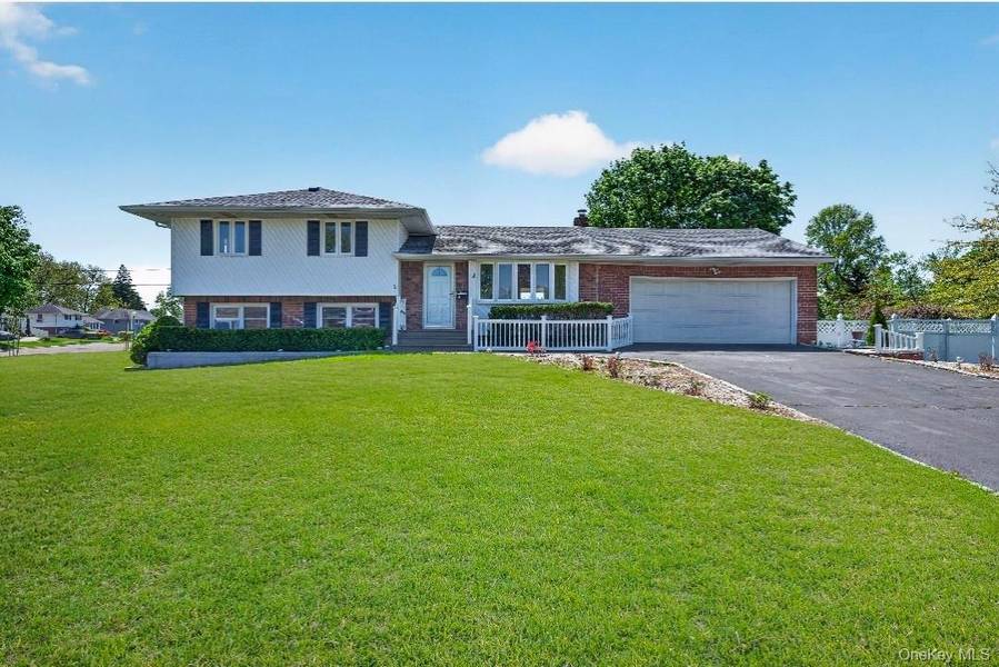 8 Whitebirch LN, Commack, NY 11725