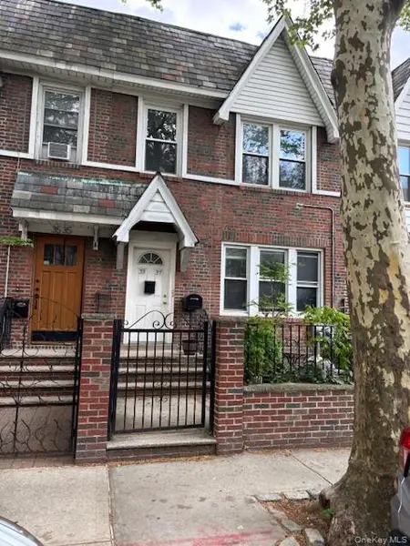 3537 28th ST, Astoria, NY 11106
