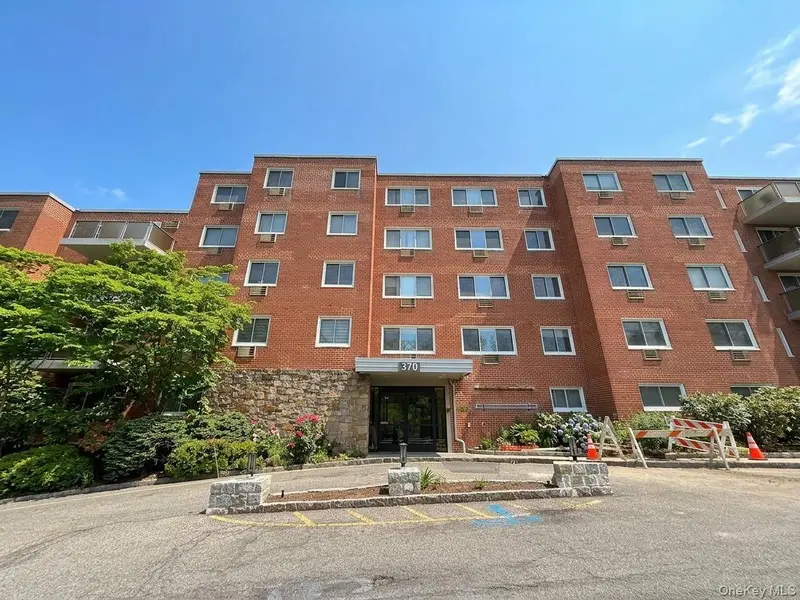 370 Central Park AVE #4H, Scarsdale, NY 10583