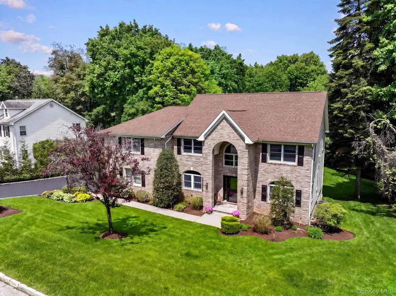 8 Drake LN, White Plains, NY 10607