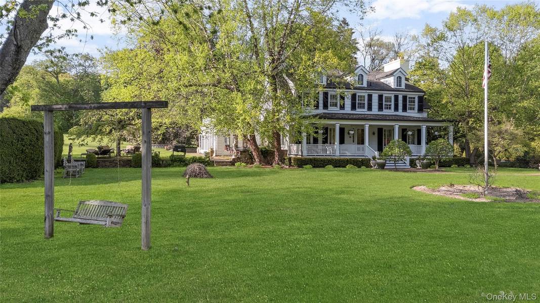 4 Roads End, Brookville, NY 11545