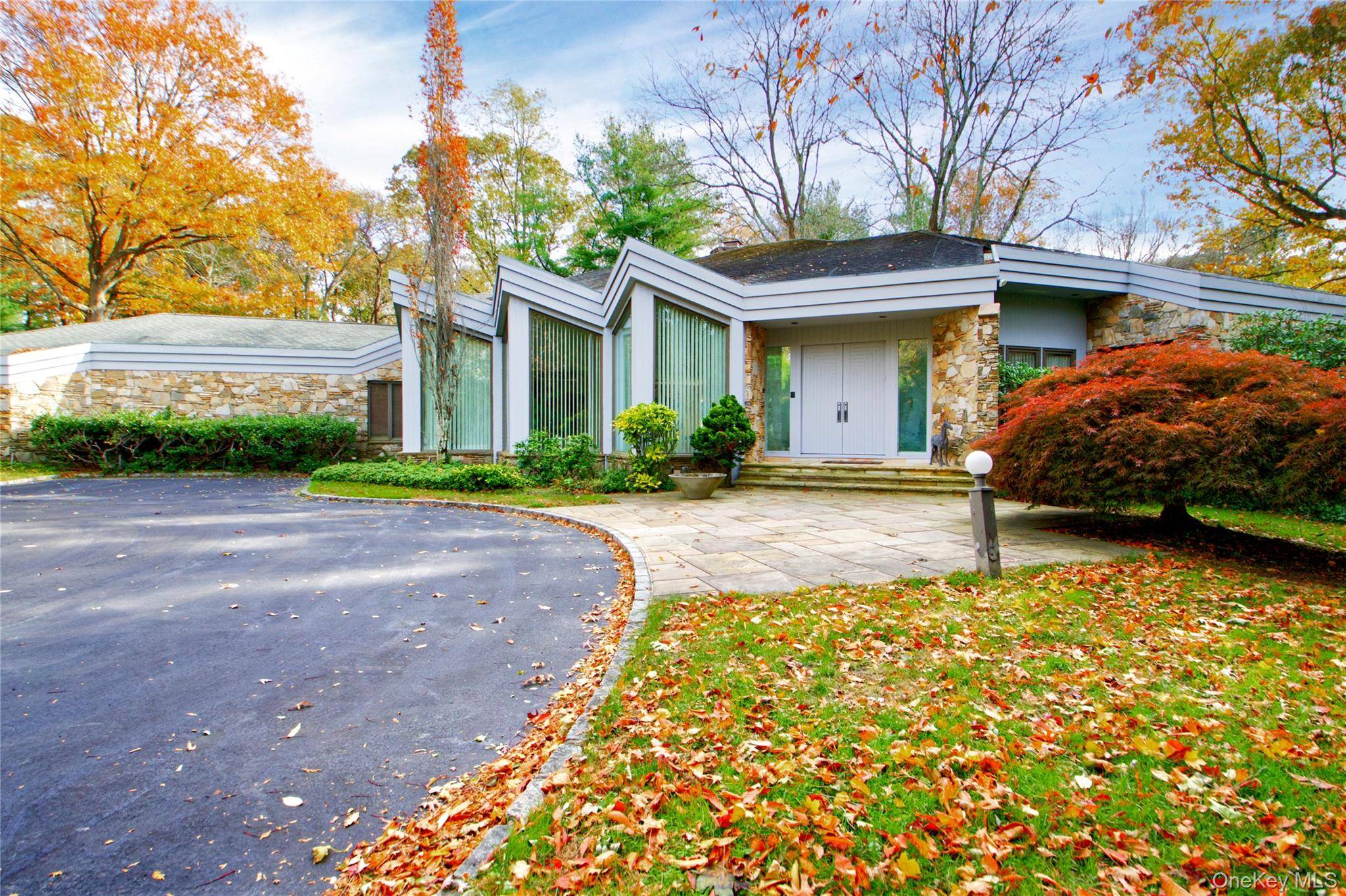 7 Pin Oak CT, Old Brookville, NY 11545