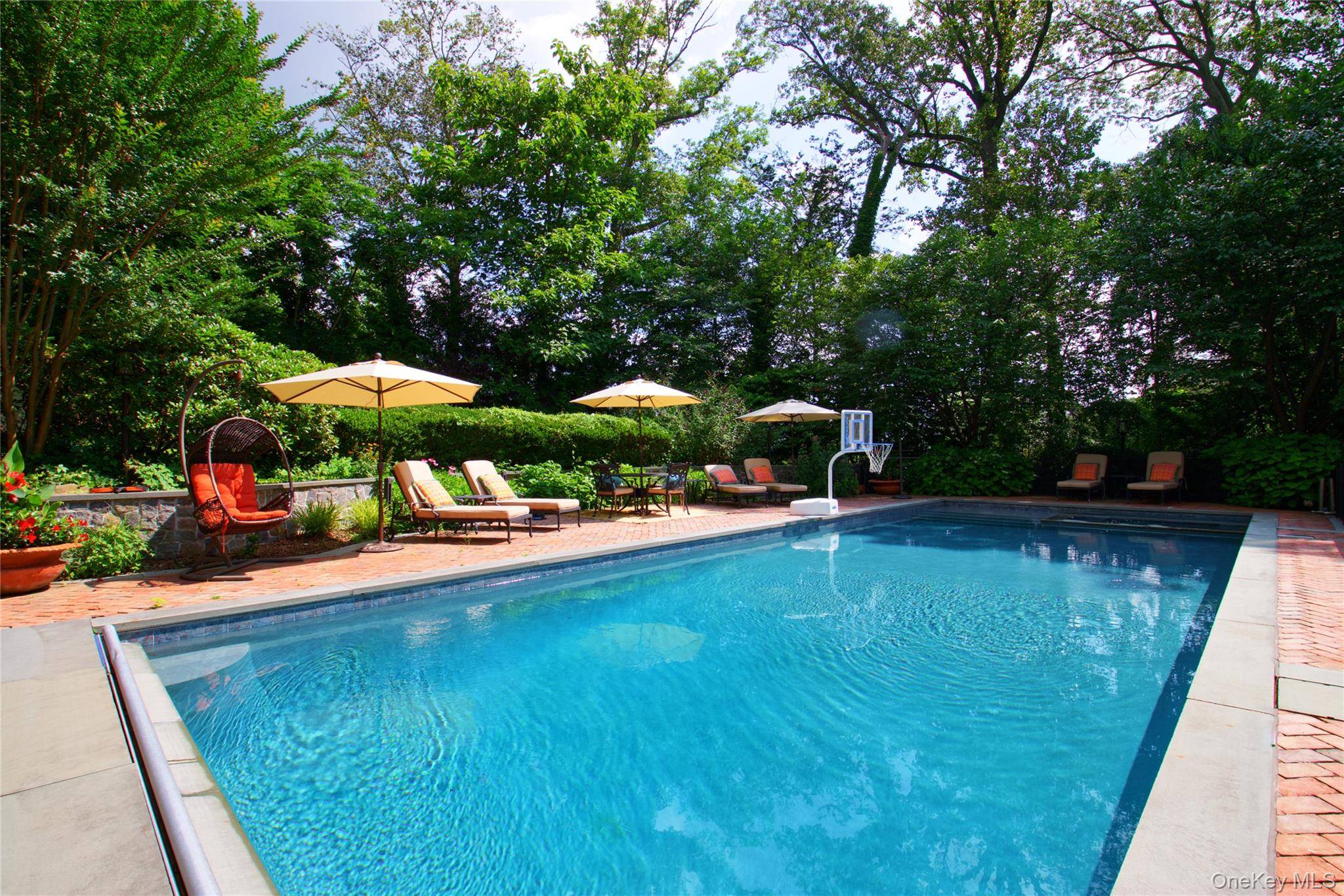 110 Birch DR, East Hills, NY 11576