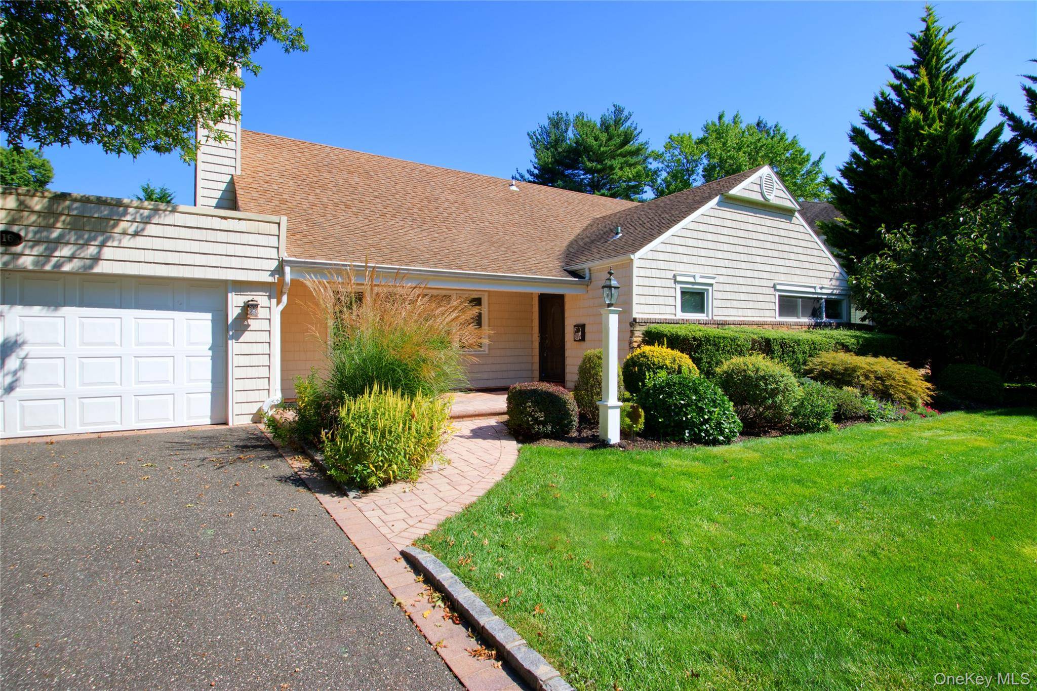 16 Arbor RD, East Hills, NY 11577