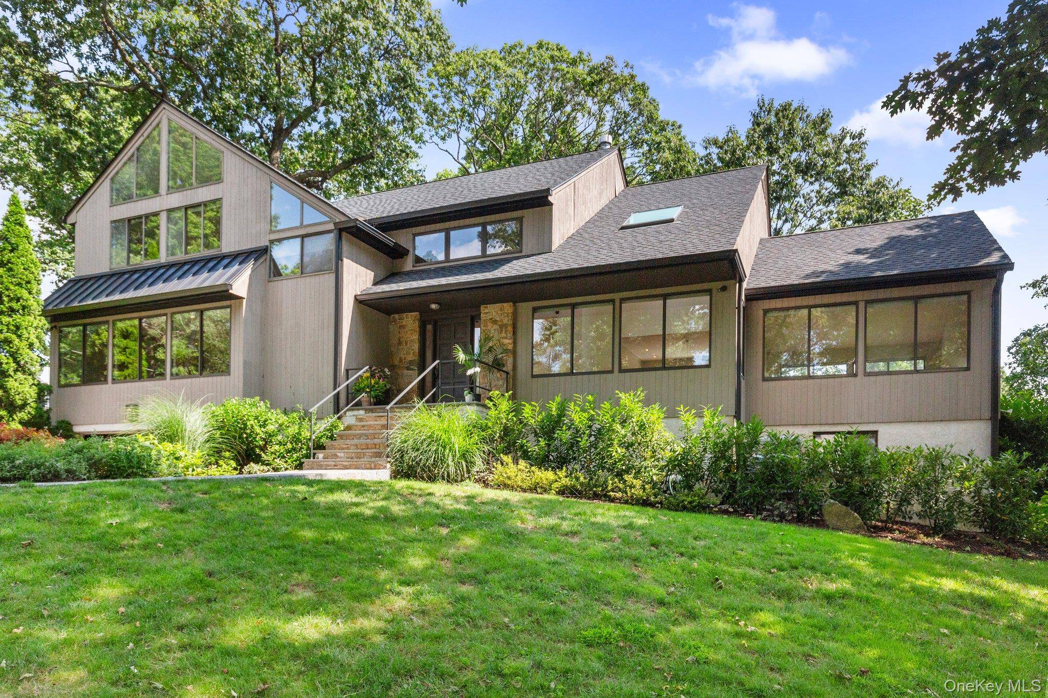 27 Stone Cabin RD, New Rochelle, NY 10801
