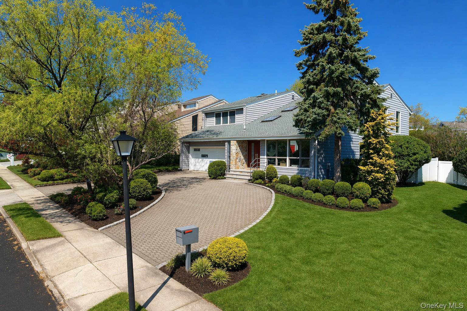 2 Crest Hollow LN, Albertson, NY 11507