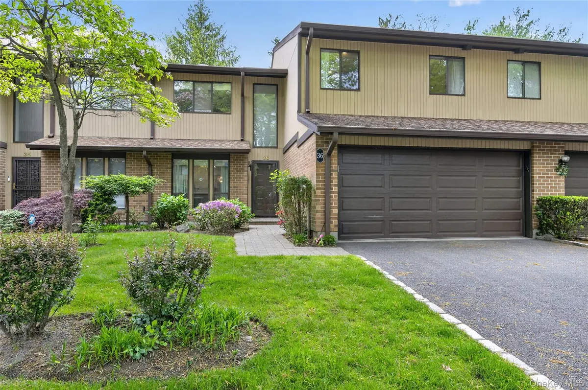 36 Wimbledon DR, Roslyn, NY 11576