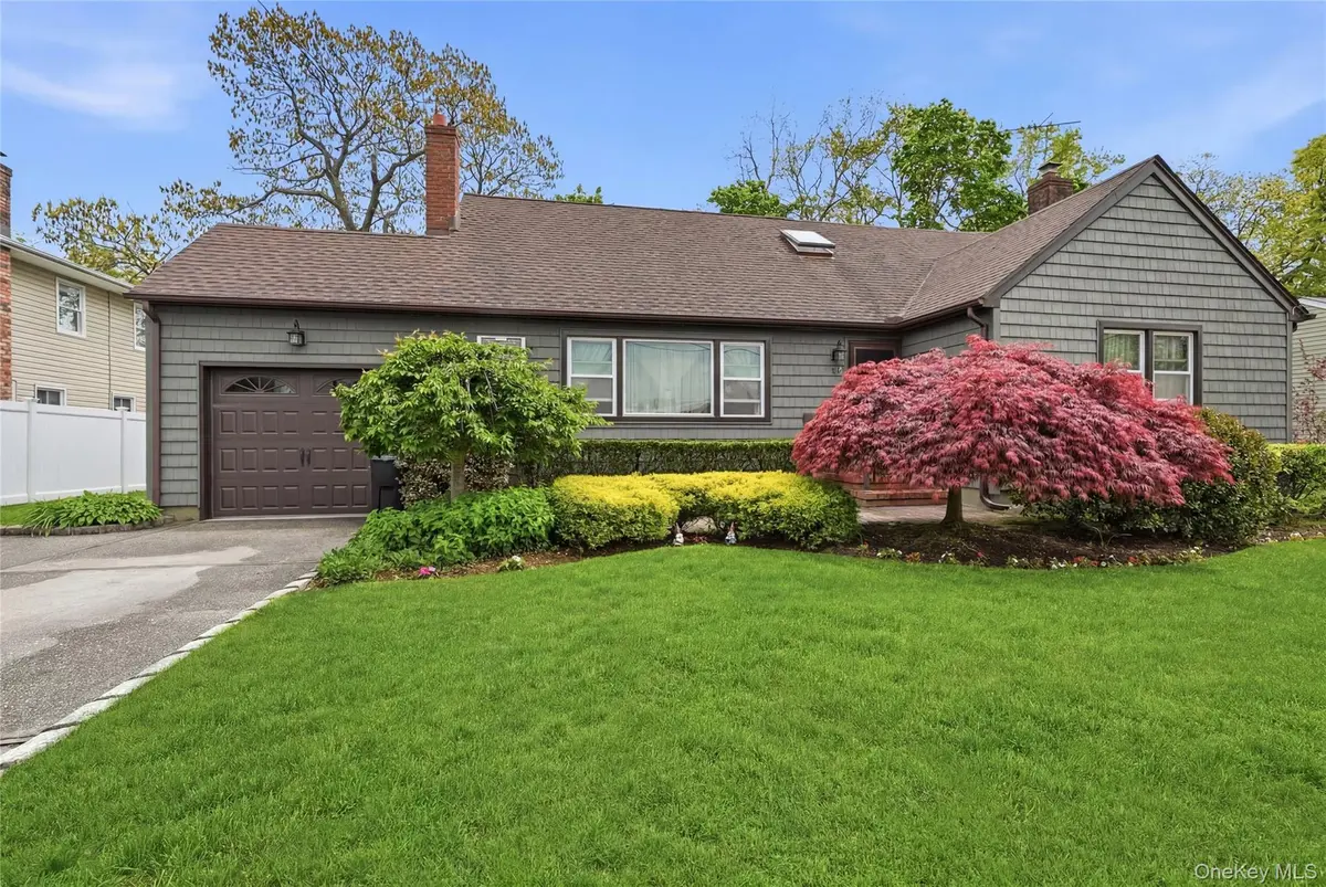 41 Lane ST, Lindenhurst, NY 11757