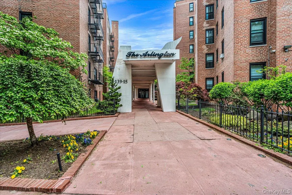 139-15 83rd AVE #B32, Briarwood, NY 11435