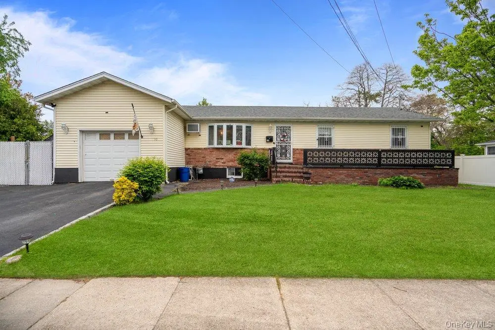 10 Francisco AVE, Central Islip, NY 11722