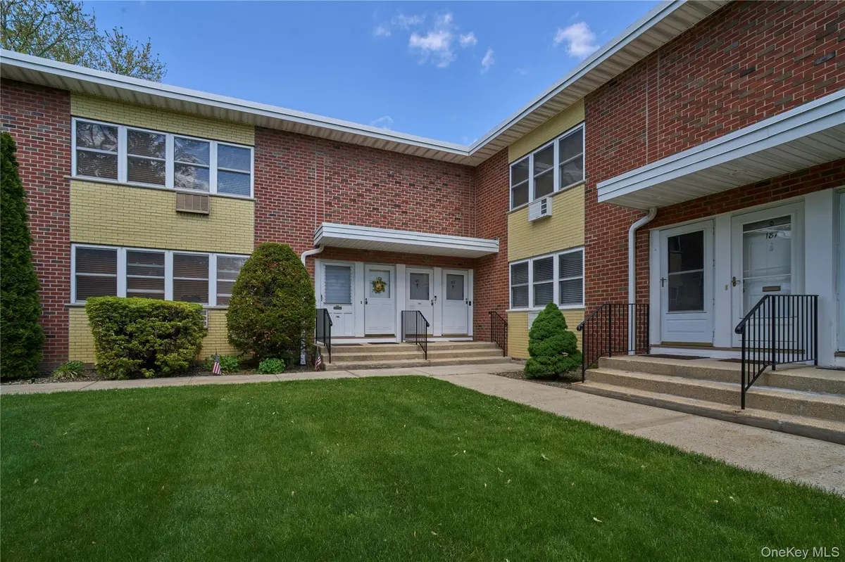 183 Farber DR #183, West Babylon, NY 11704