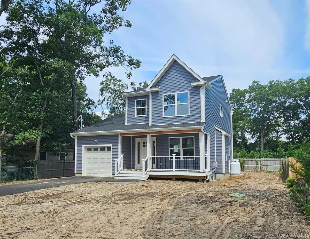 89 Wood AVE, Mastic, NY 11950