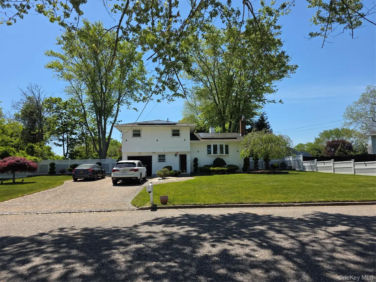 10 Meehan LN, Coram, NY 11727