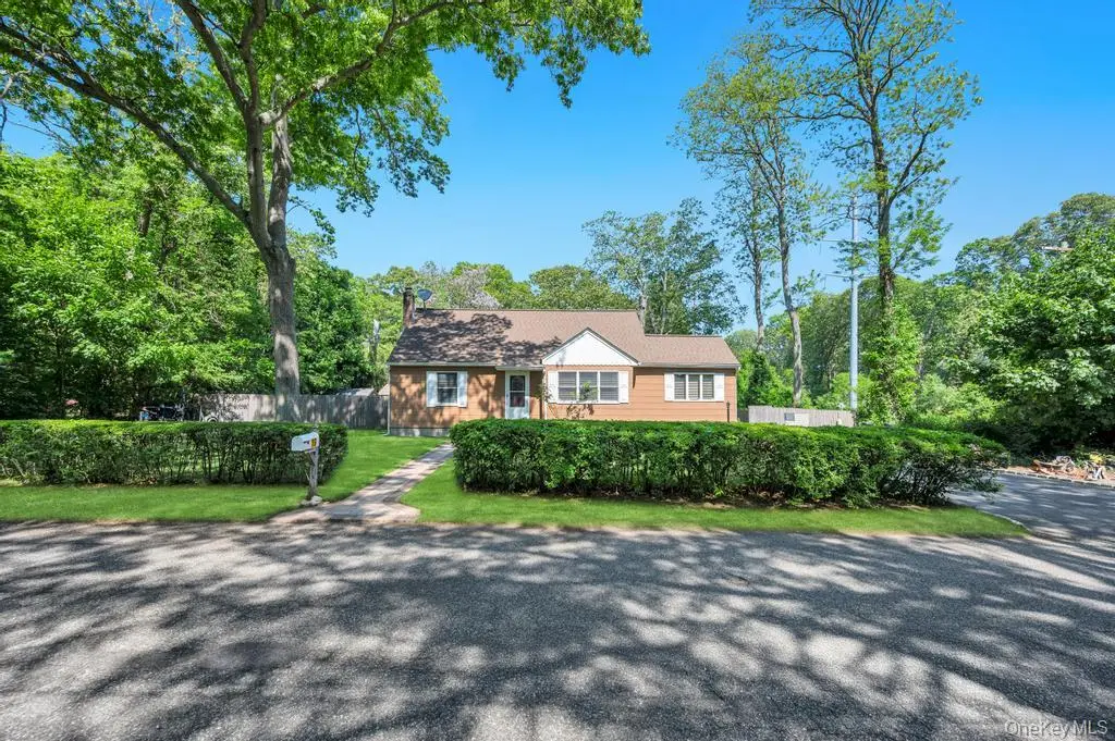19 Oakland AVE, Miller Place, NY 11764