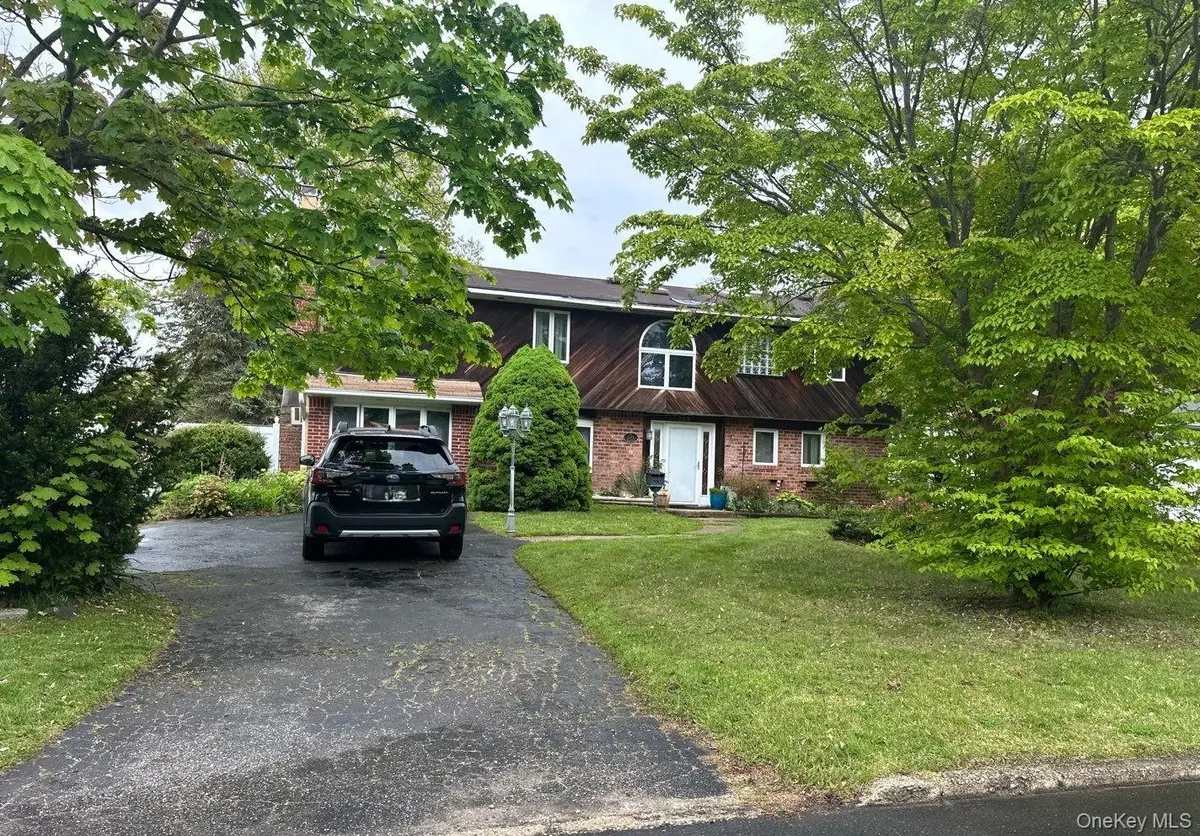 223 Sherry ST, East Islip, NY 11730
