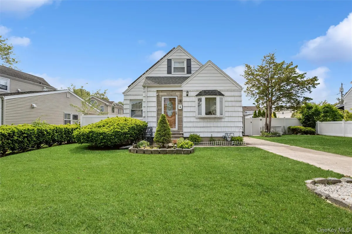 8 Cedarlawn BLVD, Valley Stream, NY 11580