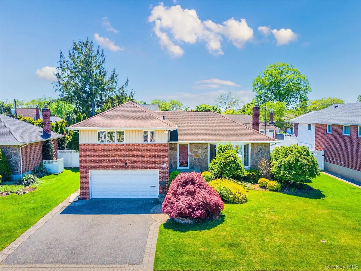15 Hillvale RD, Syosset, NY 11791