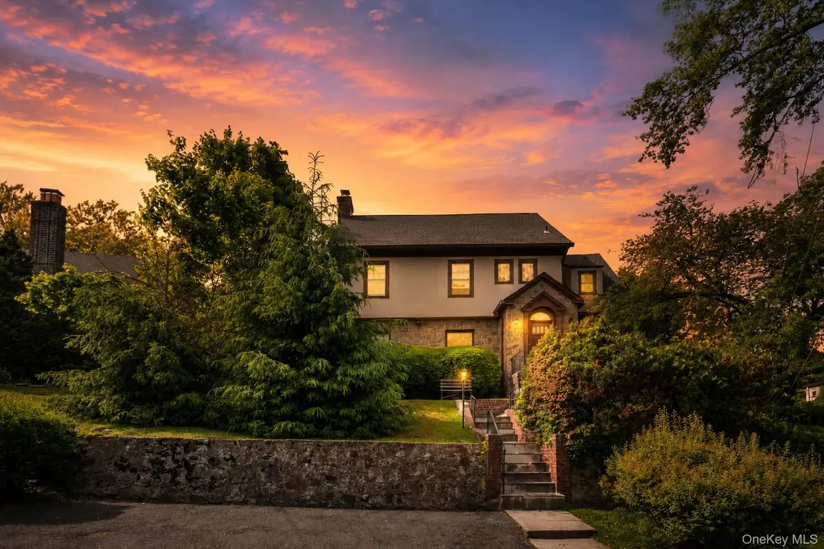 17 Old Orchard RD, New Rochelle, NY 10804