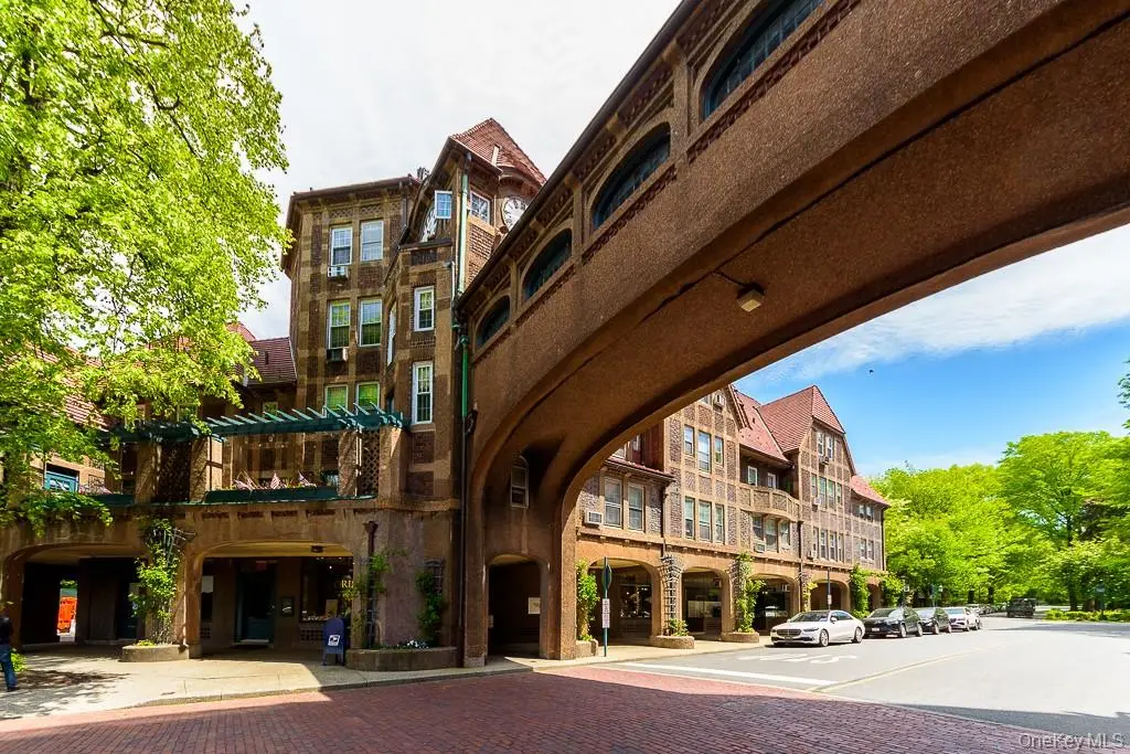 10 Station SQ #R42, Forest Hills, NY 11375