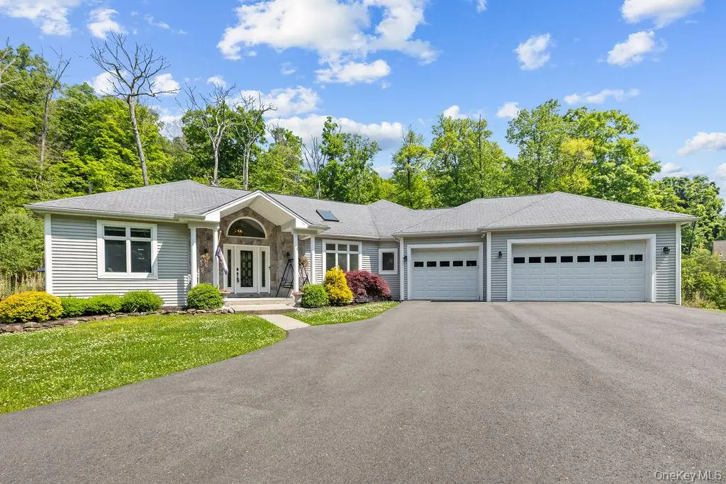 16 Katavolos DR, Tomkins Cove, NY 10986