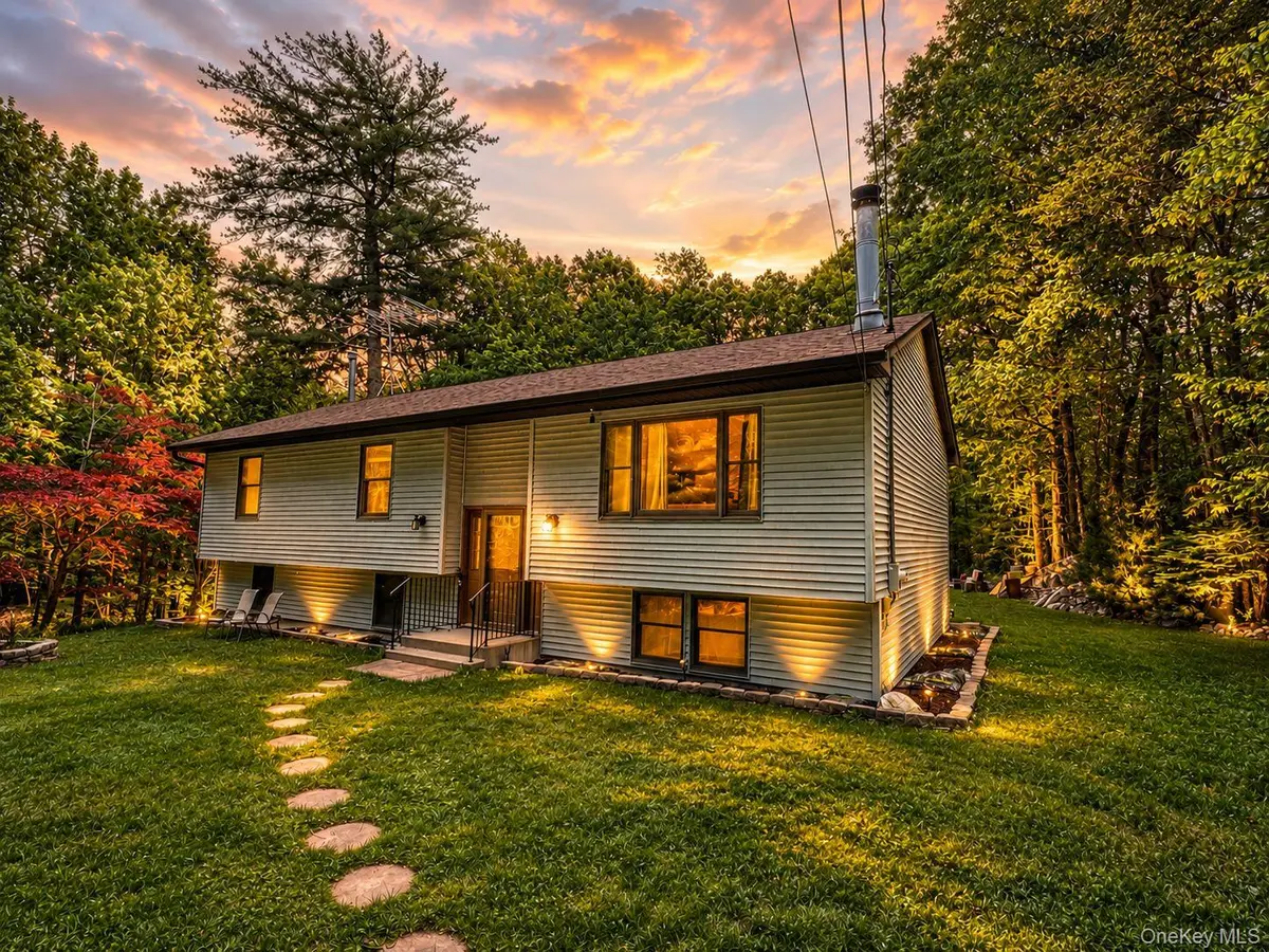 359 Nashopa RD, Bloomingburg, NY 12721