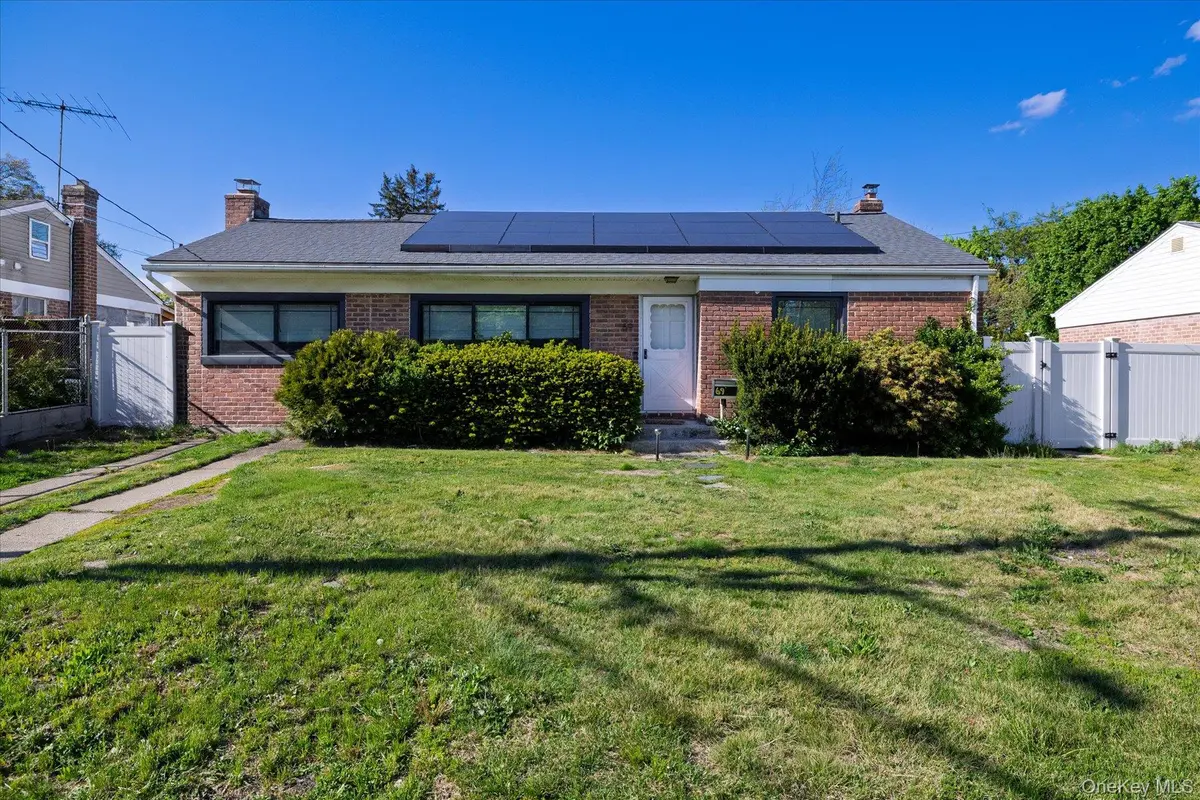 69 W 22nd ST, Huntington Station, NY 11746