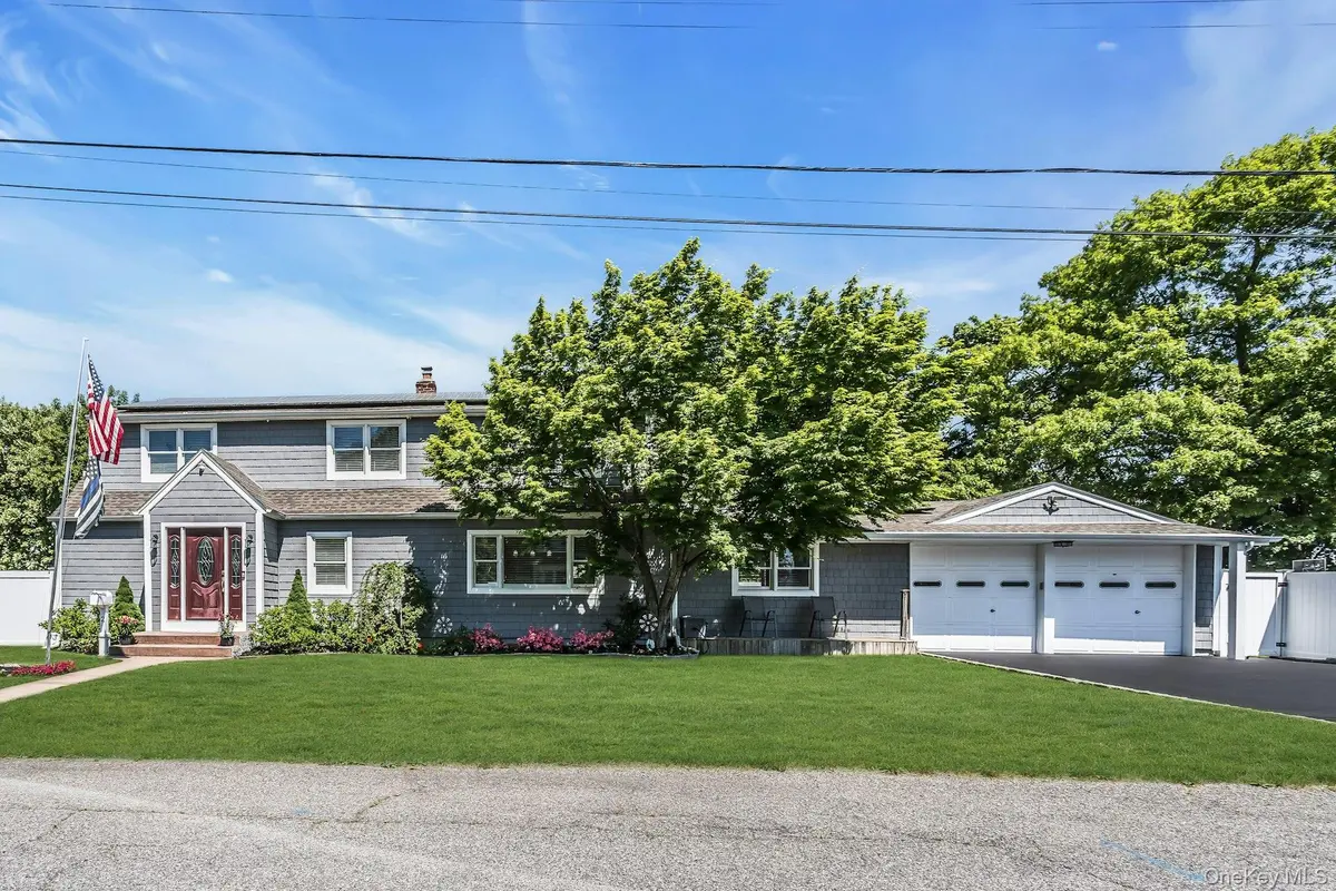 2 Vermont ST, Lindenhurst, NY 11757
