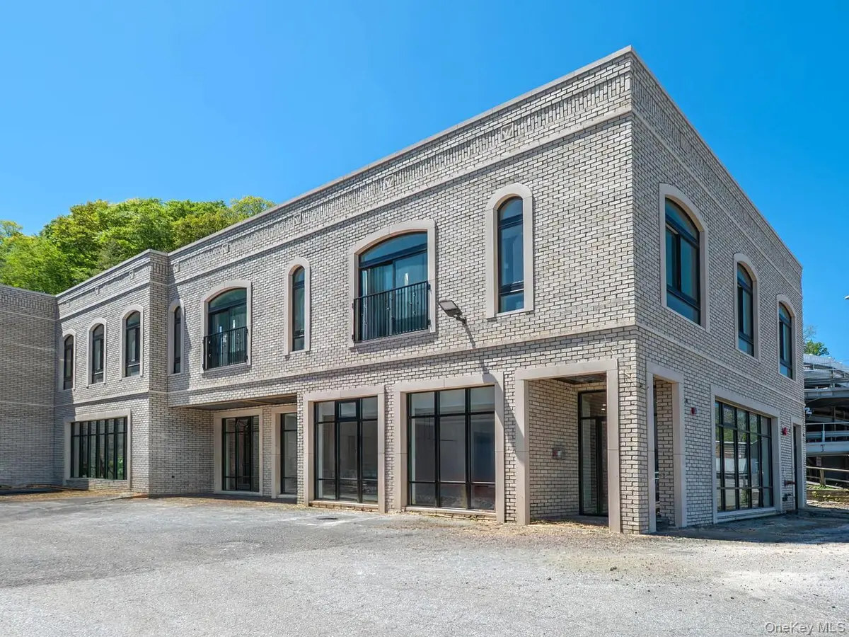 24 Lumber RD #1, Roslyn, NY 11576