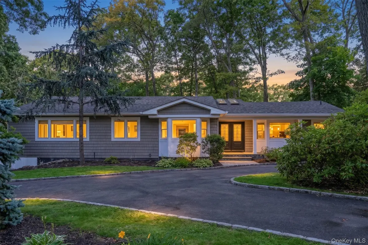 2 Rawlings DR, Melville, NY 11747