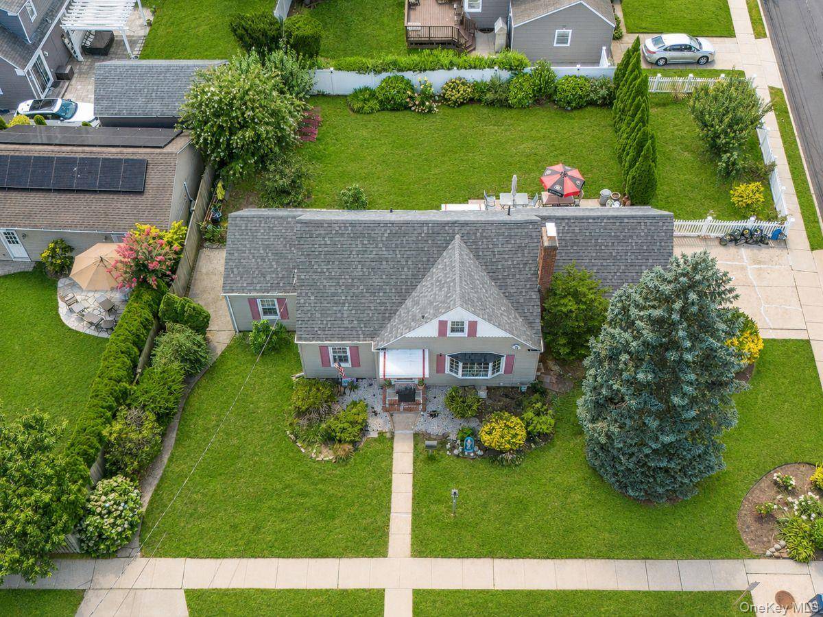 295 Ivy AVE, Westbury, NY 11590