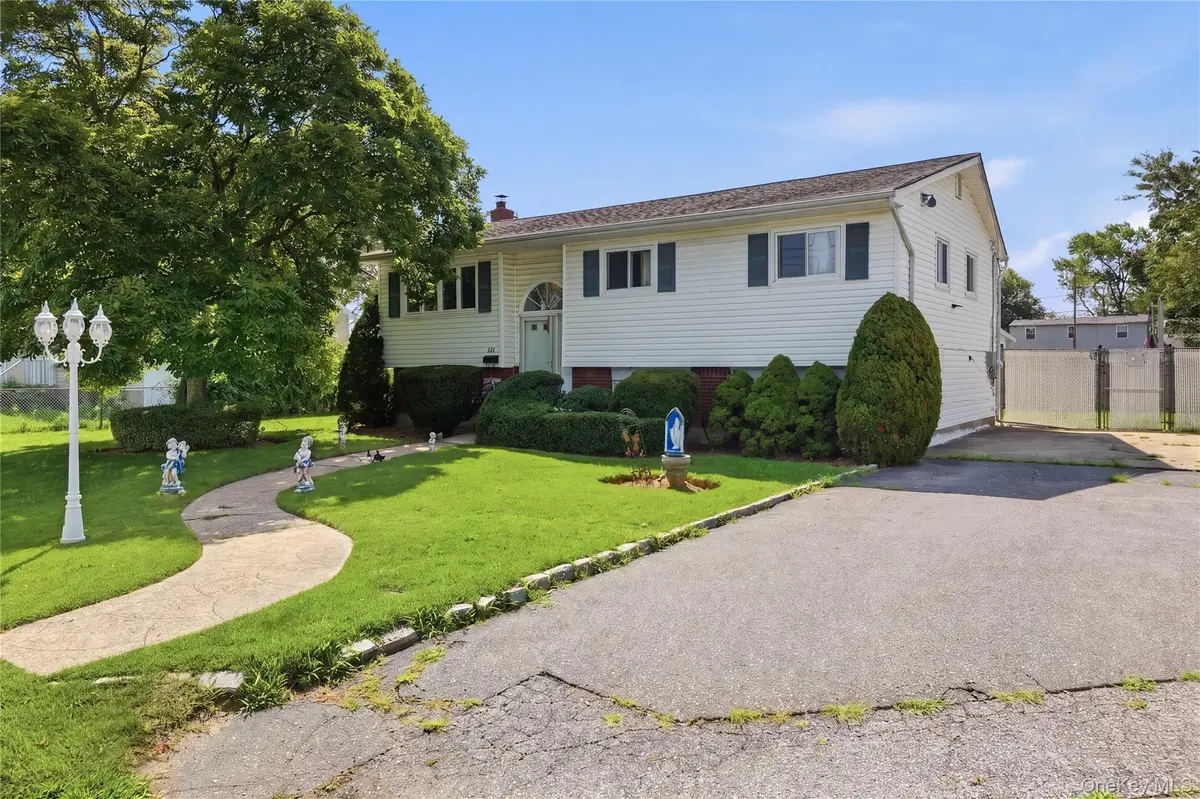 835 7th ST, West Babylon, NY 11704