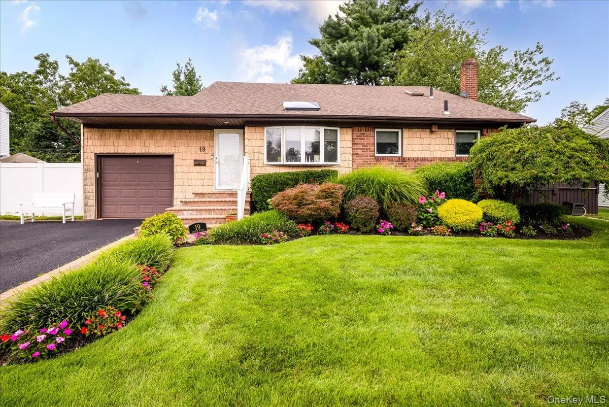 19 Jerold ST, Plainview, NY 11803