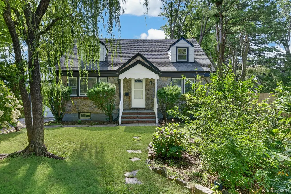 343 Sylvan LN, Westbury, NY 11590